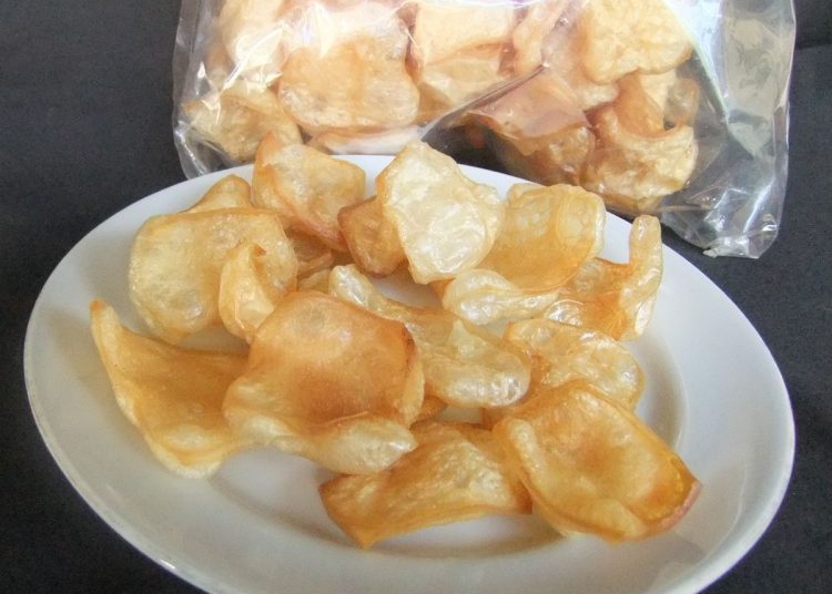 Sama-sama Kriuk! Penting Tahu Ciri dan Perbedaan Kerupuk Kulit Babi dan Sapi