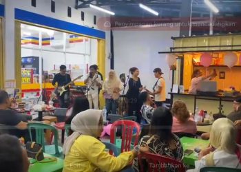 Kolaborasi Band Double J & Komunitas Musik Lokal Meriahkan Malam Valentine di Captain Mart Manna