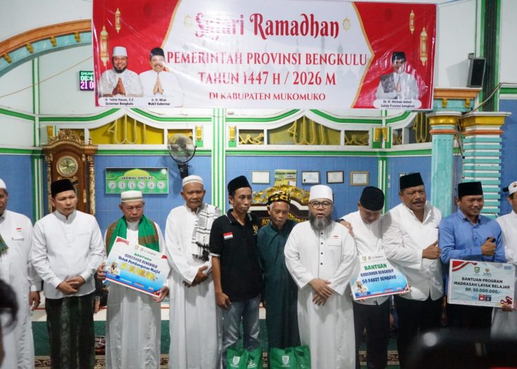 Helmi Hasan Serahkan Hibah Rp50 Juta dan Janjikan Rp 30 Miliar untuk Atasi Banjir Rawa Makmur