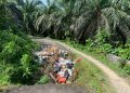 Jalan Rusak di Pino Raya Bengkulu Selatan Disulap Jadi Tempat Pembuangan Sampah